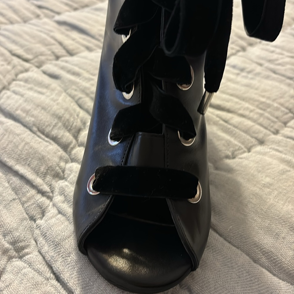 Axel brand peep toe bootie size 6 - Picture 7 of 7